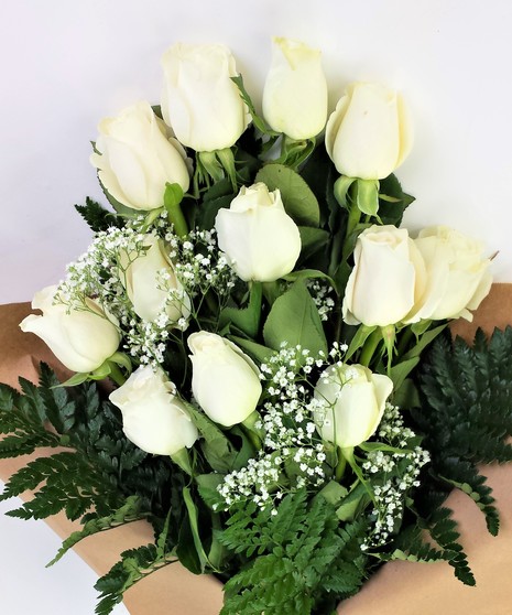 Congratulations! Show them how proud you are, with a presentation bouquet and customized school Kukui Nut keepsake lei.