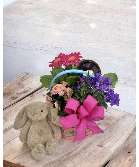 This cheerful garden basket feels like a sweet springtime surprise. 