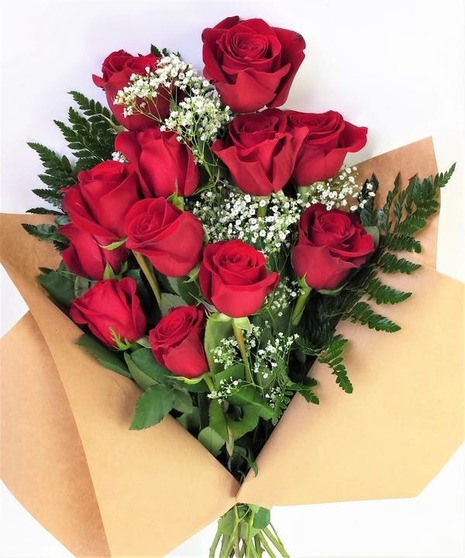 Best foot forward! Show them how proud you are, with a presentation bouquet. Your choice of 12, 24, 50 or 100 roses wrapped in Kraft paper with babies breath! 