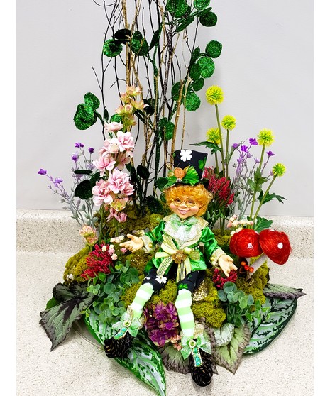 Mark Robert's 4 Leaf Clover Elfin with Stage